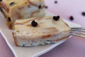 Cara membuat puding roti tawar kukus pakai magic com, bikin camilan praktis, lembut, dan wangi