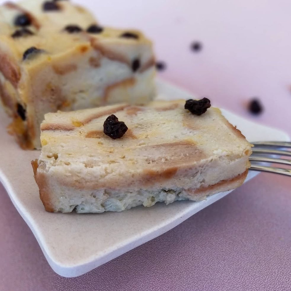Cara membuat puding roti tawar kukus pakai magic com, bikin camilan praktis, lembut, dan wangi