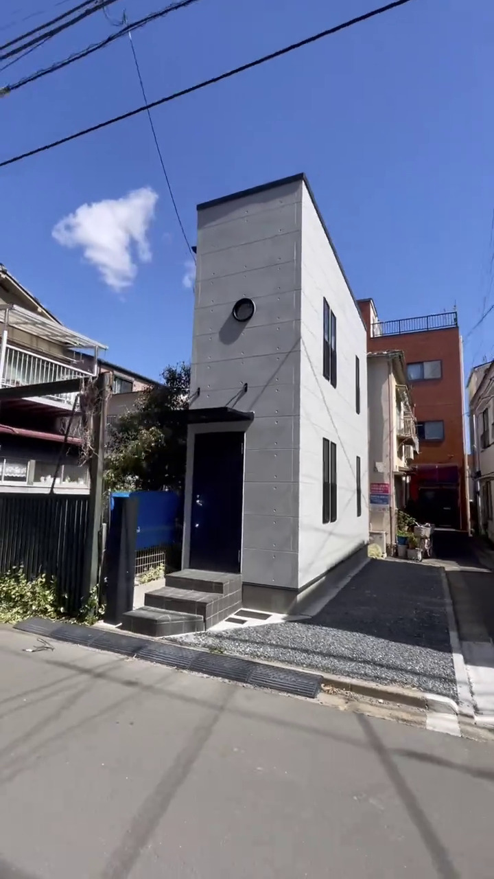 Lebarnya cuma 2 meter, 9 potret dalam rumah super tipis ini penataannya bikin kagum tak terasa sumpek