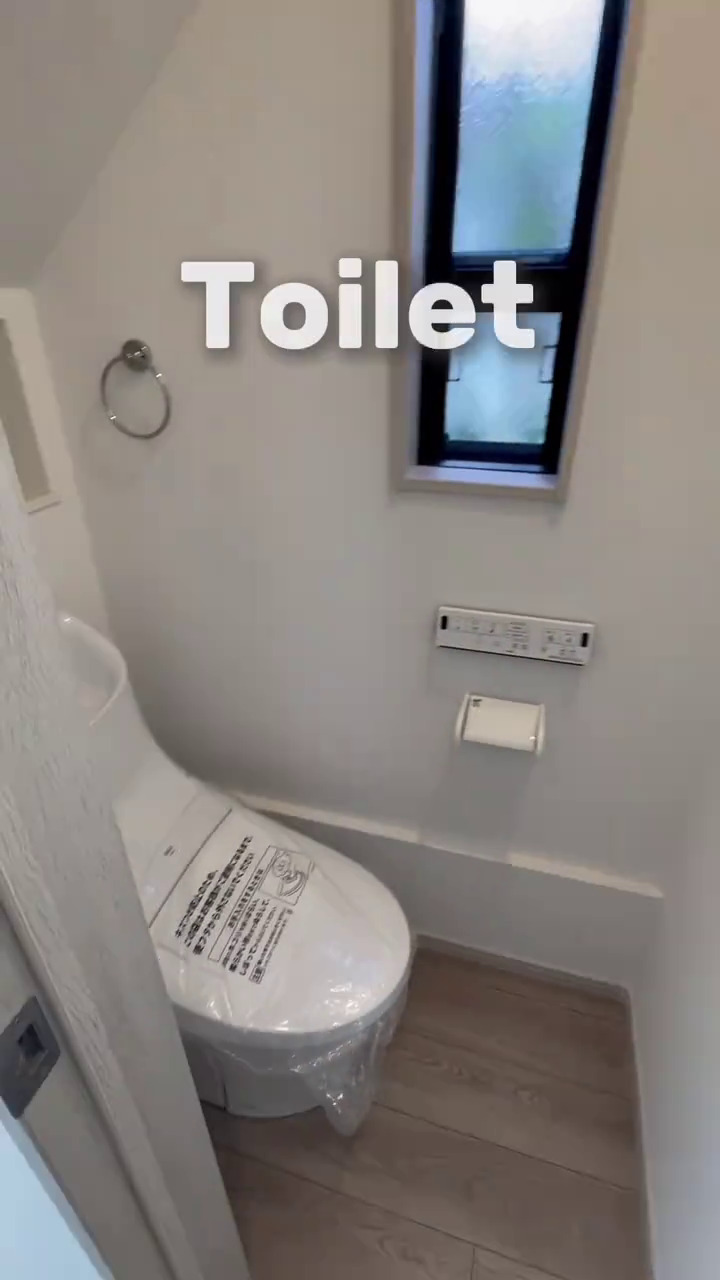 Lebarnya cuma 2 meter, 9 potret dalam rumah super tipis ini penataannya bikin kagum tak terasa sumpek