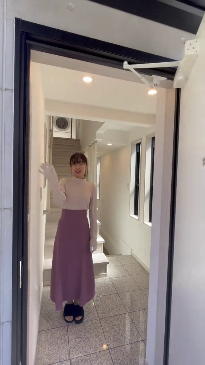 Lebarnya cuma 2 meter, 9 potret dalam rumah super tipis ini penataannya bikin kagum tak terasa sumpek