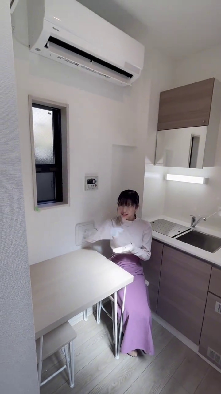 Lebarnya cuma 2 meter, 9 potret dalam rumah super tipis ini penataannya bikin kagum tak terasa sumpek