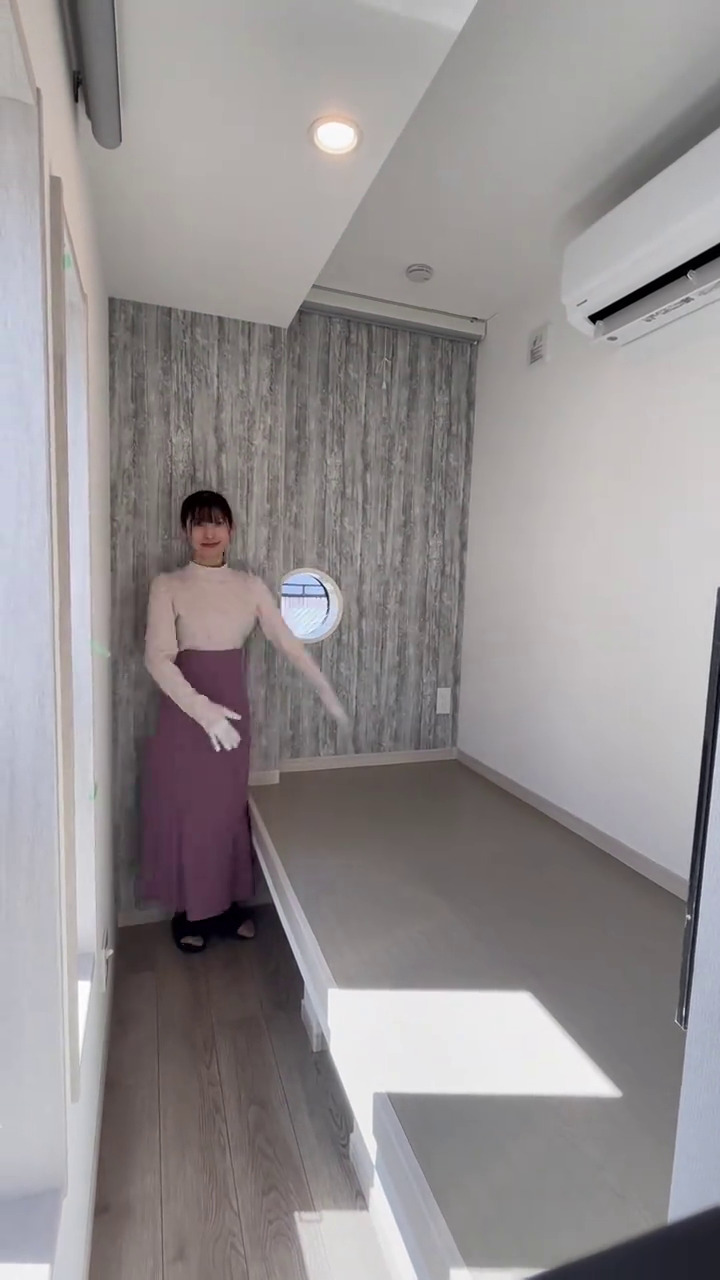 Lebarnya cuma 2 meter, 9 potret dalam rumah super tipis ini penataannya bikin kagum tak terasa sumpek