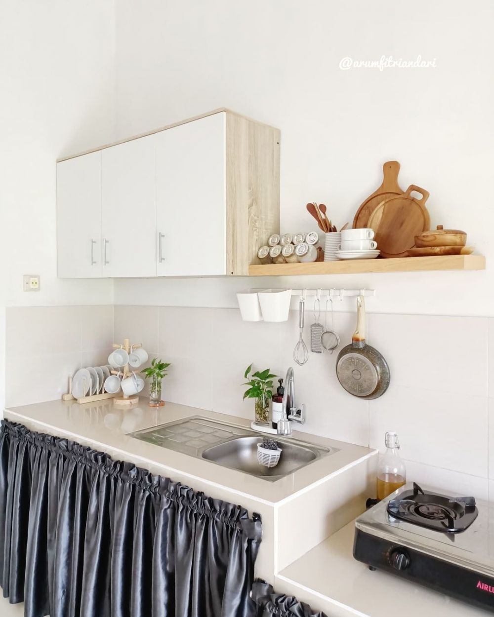 Mepet sawah bergaya minimalis tanpa kitchen set, 11 potret dapur ini tetap homey dan visualnya mewah