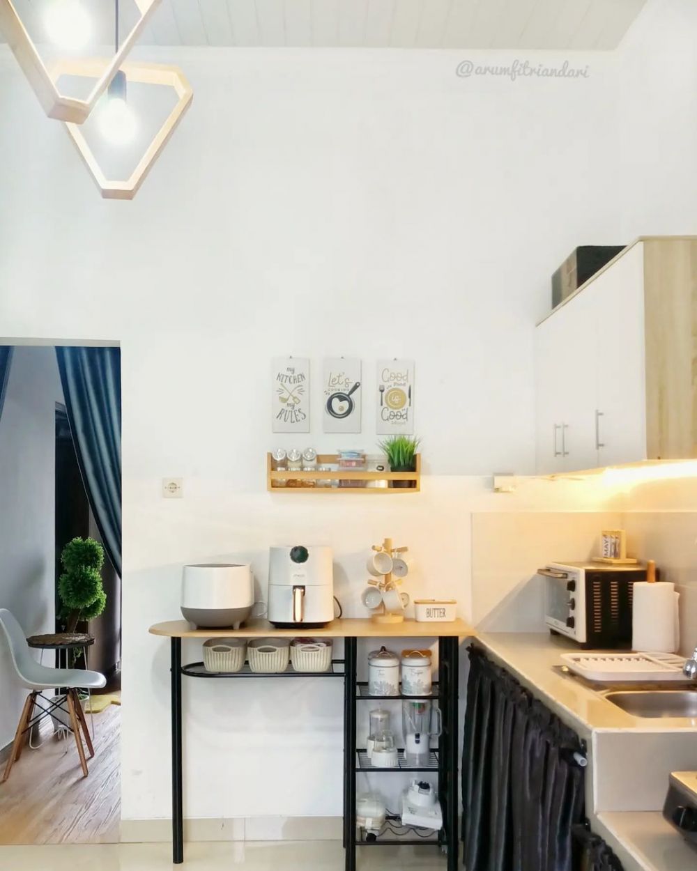 Mepet sawah bergaya minimalis tanpa kitchen set, 11 potret dapur ini tetap homey dan visualnya mewah