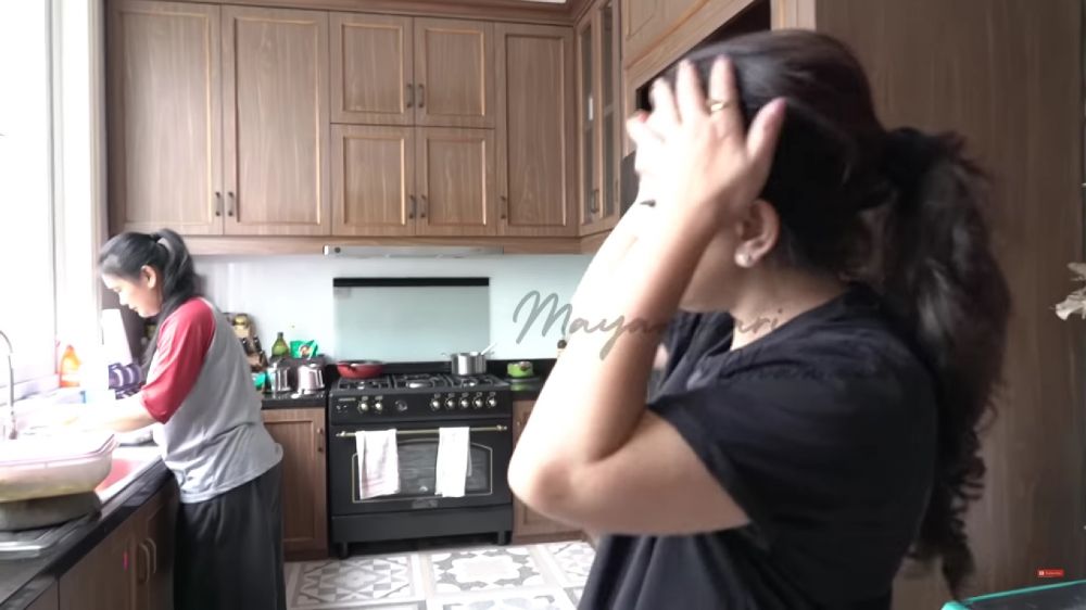 Tak gengsi masak bareng ART keluarga Cendana, intip 9 potret dapur Mayangsari dan Bambang Trihatmodjo