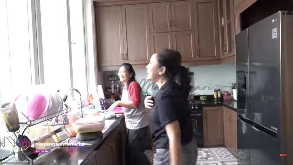 Tak gengsi masak bareng ART keluarga Cendana, intip 9 potret dapur Mayangsari dan Bambang Trihatmodjo