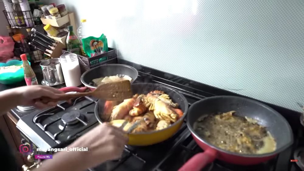 Tak gengsi masak bareng ART keluarga Cendana, intip 9 potret dapur Mayangsari dan Bambang Trihatmodjo