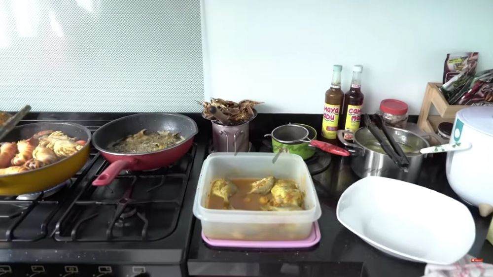 Tak gengsi masak bareng ART keluarga Cendana, intip 9 potret dapur Mayangsari dan Bambang Trihatmodjo