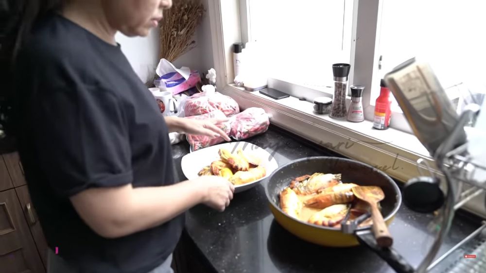 Tak gengsi masak bareng ART keluarga Cendana, intip 9 potret dapur Mayangsari dan Bambang Trihatmodjo