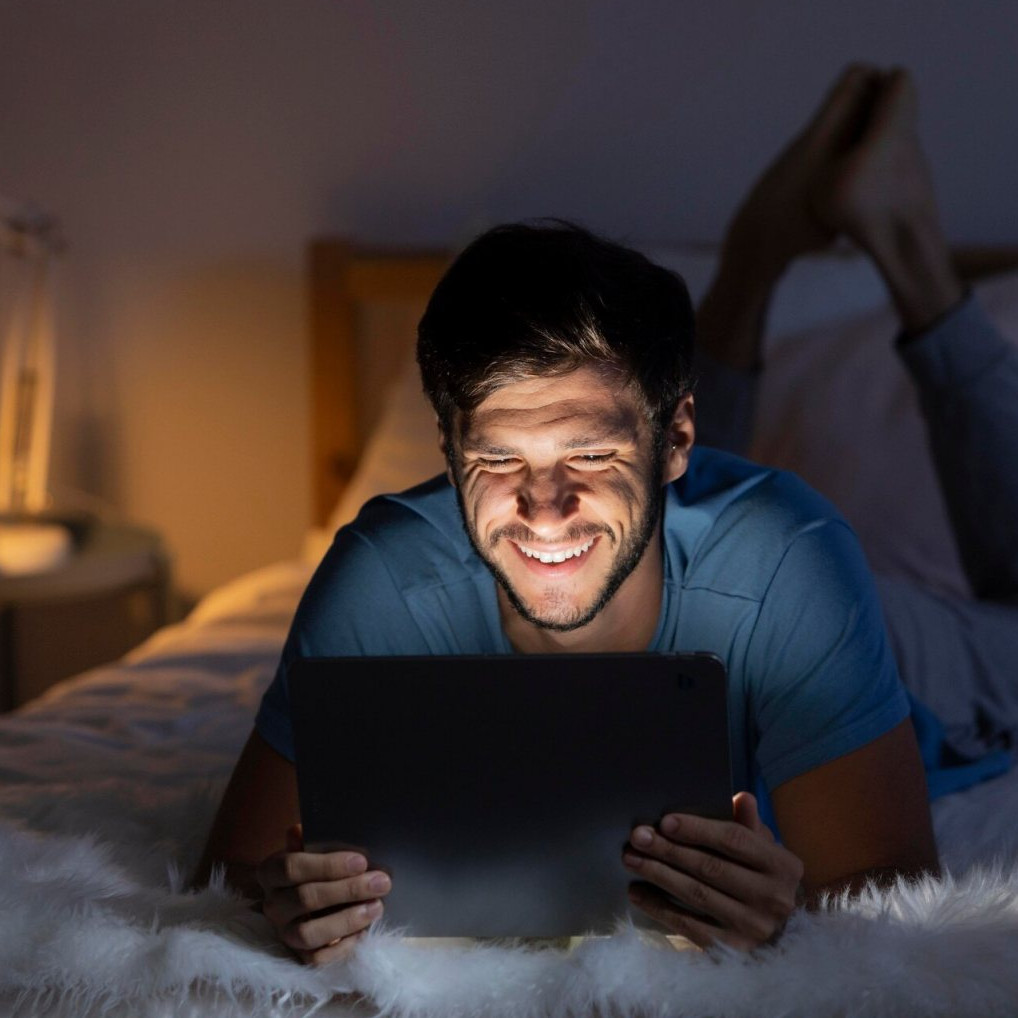 30 Pantun lucu malam hari, bisa jadi obat stres dan galau sebelum tidur