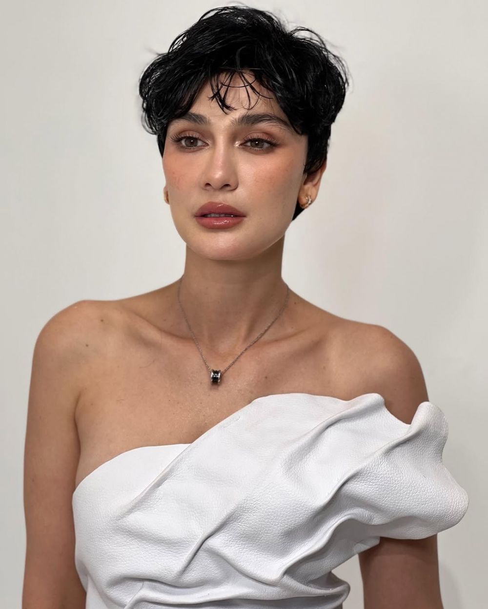 9 Potret Luna Maya tampil manglingi usai potong rambut bondol, dipuji mirip Angelina Jolie