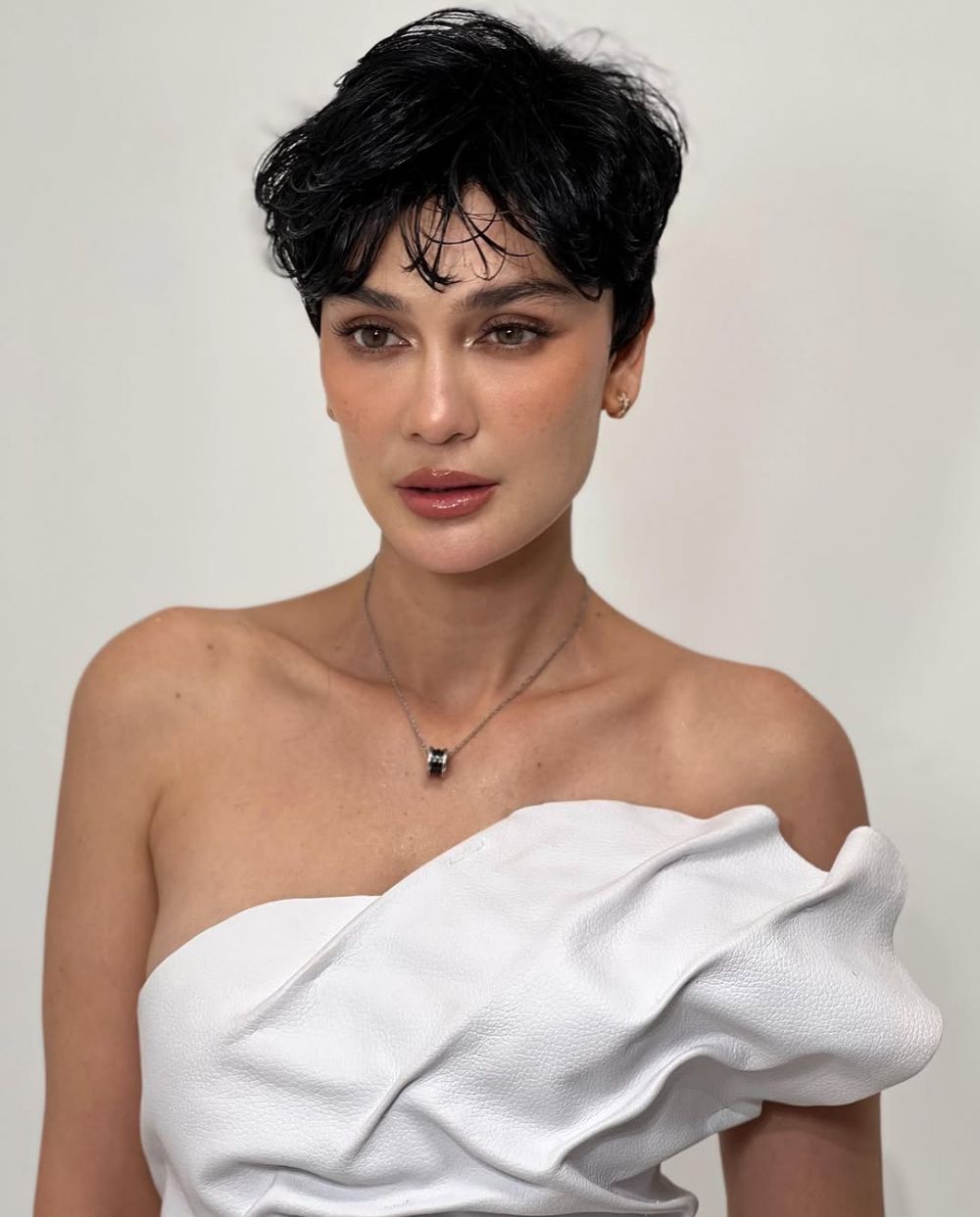 9 Potret Luna Maya tampil manglingi usai potong rambut bondol, dipuji mirip Angelina Jolie