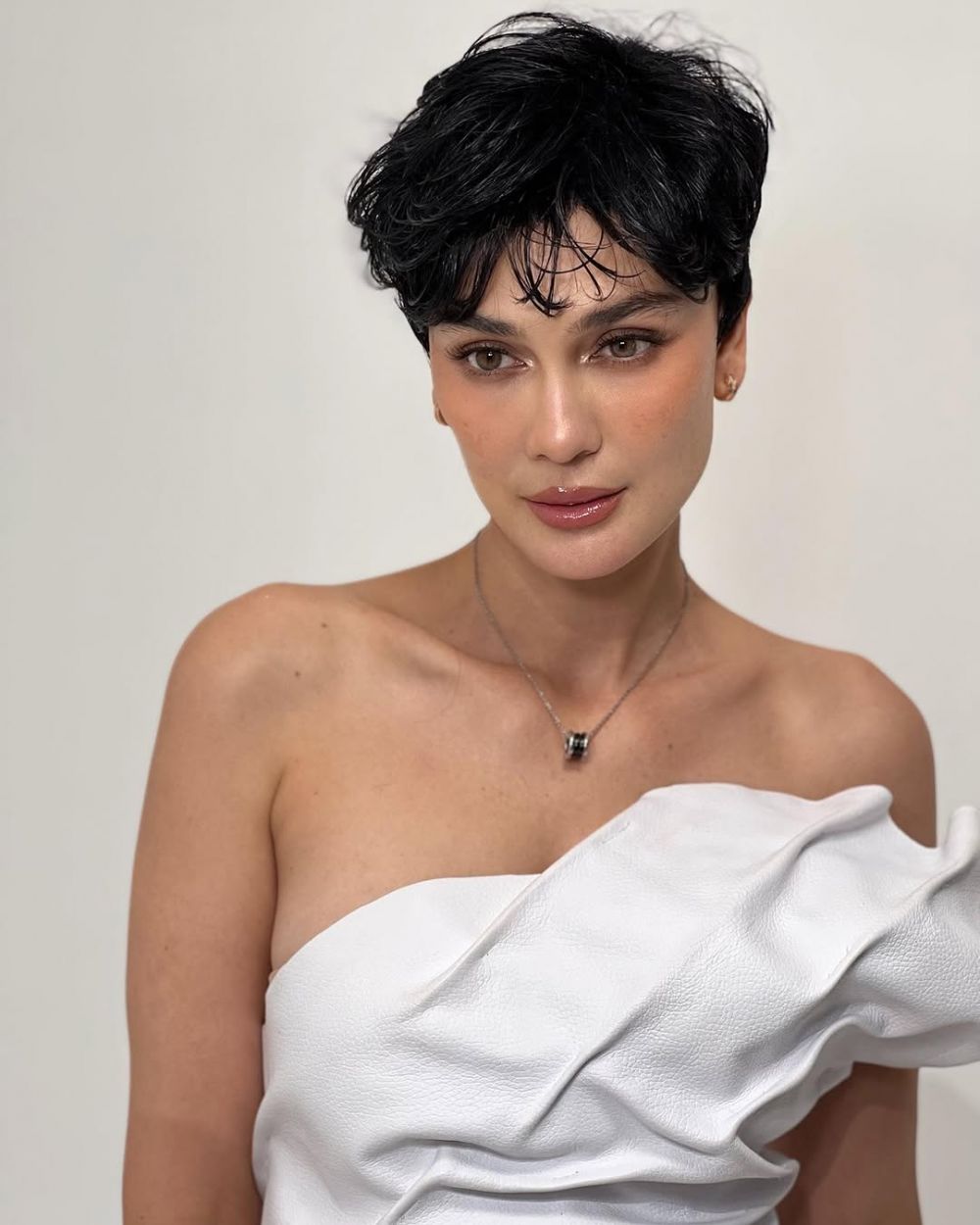 9 Potret Luna Maya tampil manglingi usai potong rambut bondol, dipuji mirip Angelina Jolie