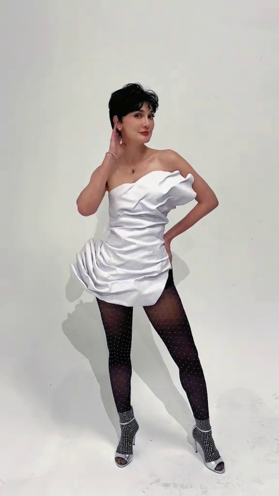 9 Potret Luna Maya tampil manglingi usai potong rambut bondol, dipuji mirip Angelina Jolie