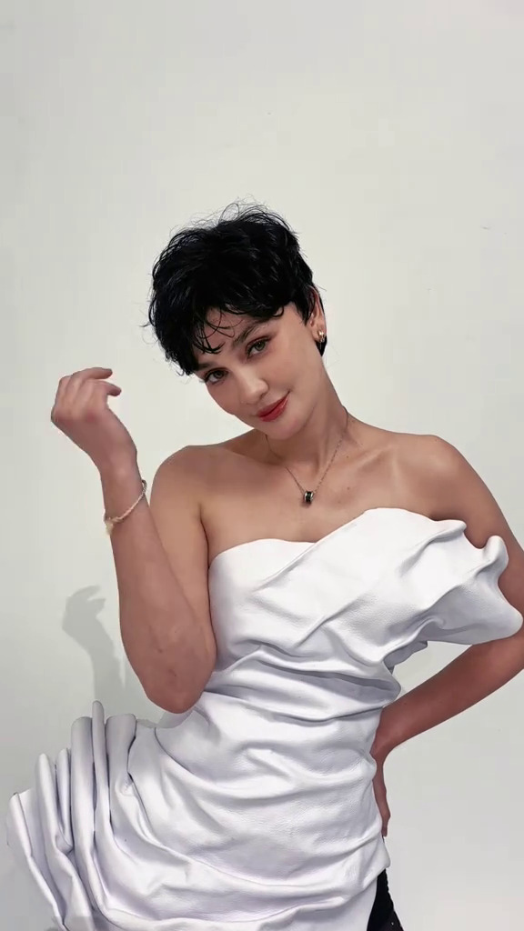 9 Potret Luna Maya tampil manglingi usai potong rambut bondol, dipuji mirip Angelina Jolie