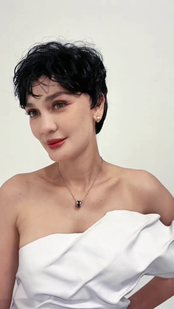 9 Potret Luna Maya tampil manglingi usai potong rambut bondol, dipuji mirip Angelina Jolie