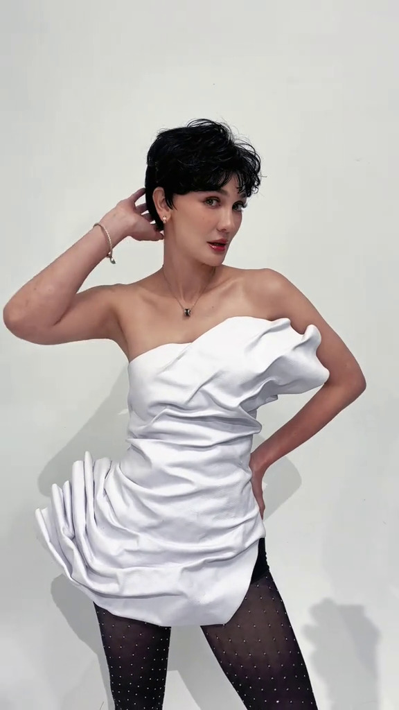 9 Potret Luna Maya tampil manglingi usai potong rambut bondol, dipuji mirip Angelina Jolie