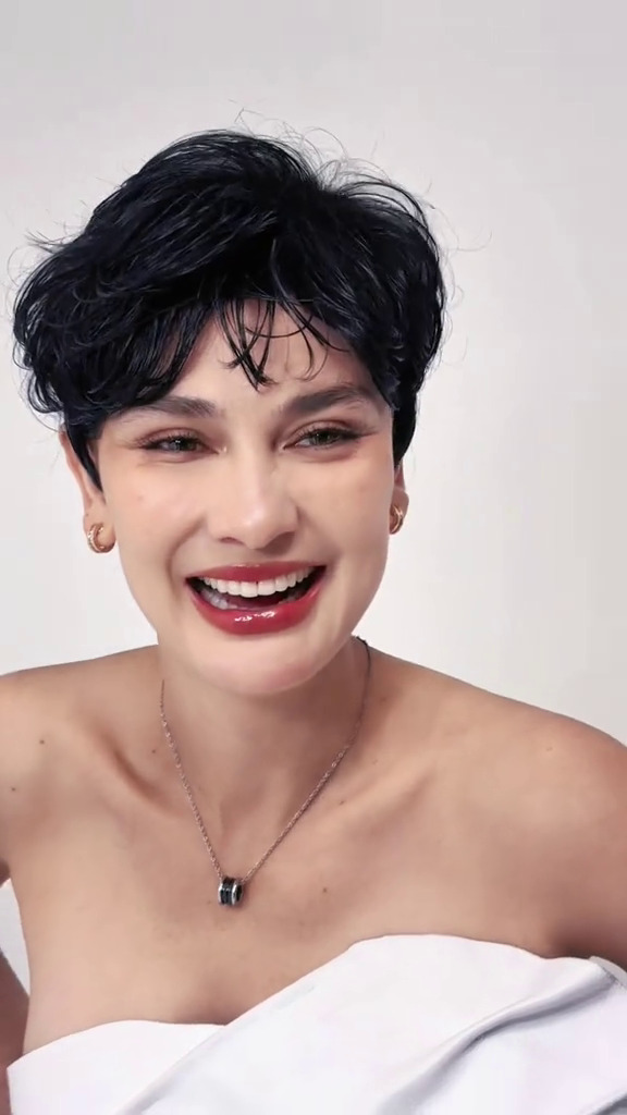 9 Potret Luna Maya tampil manglingi usai potong rambut bondol, dipuji mirip Angelina Jolie