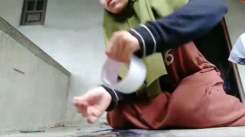 Trik memperbaiki lantai keramik pecah tanpa ditambal semen, kembali rapat pakai 1 sampah rumah tangga