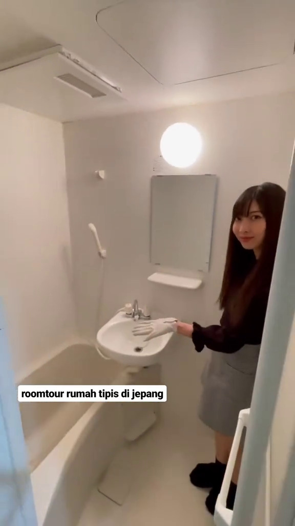 9 Potret rumah tipis pinggir jalan ini dalamnya bikin takjub, bisa ditempati bareng keluarga