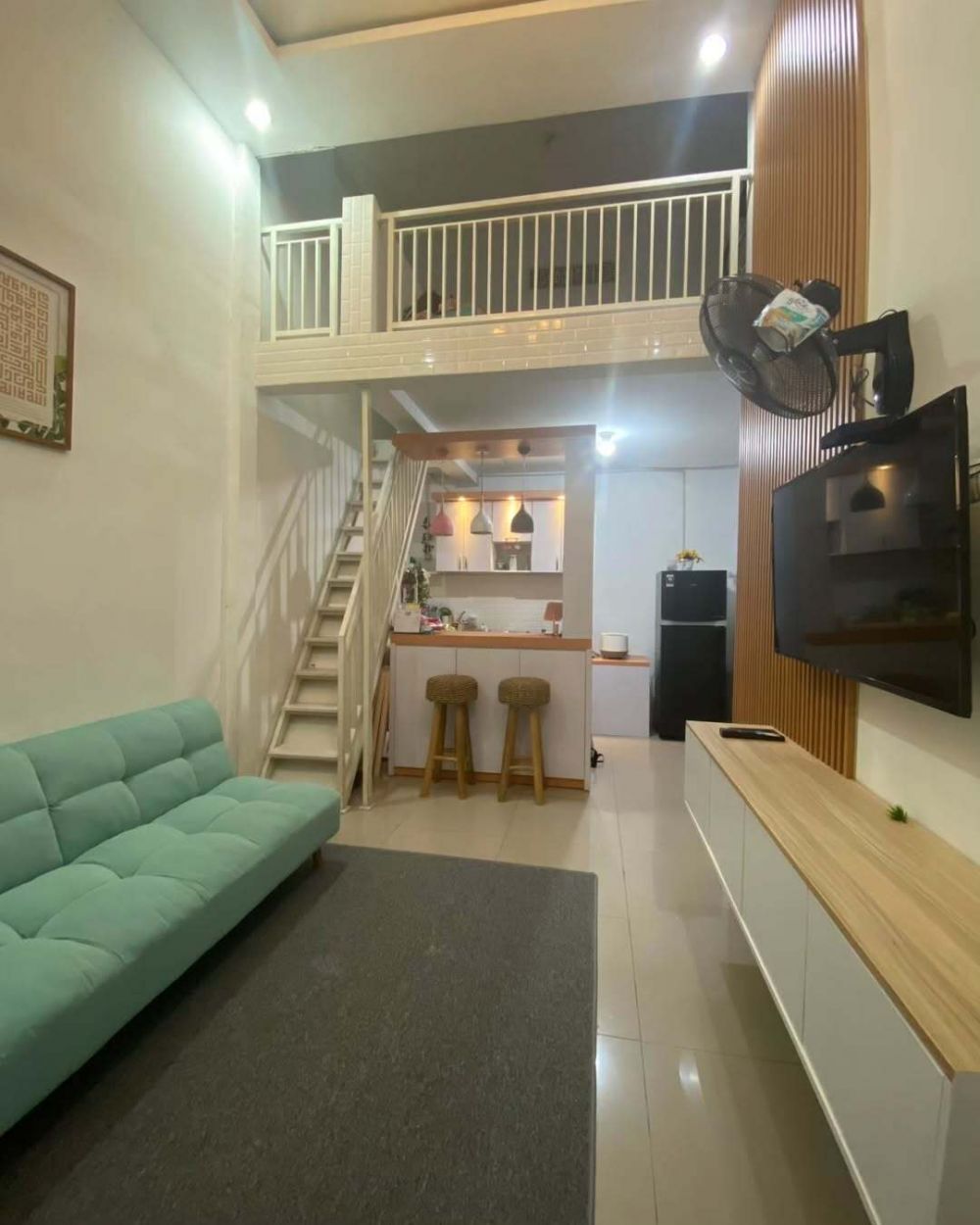 9 Potret rumah subsidi tipe 22 dimakeover konsep mezzanine, interiornya bikin pecinta minimalis mupeng