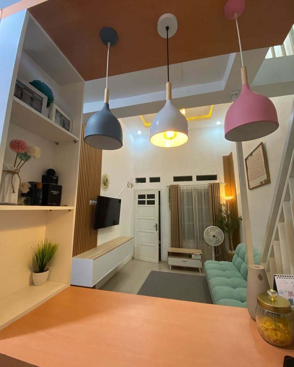 9 Potret rumah subsidi tipe 22 dimakeover konsep mezzanine, interiornya bikin pecinta minimalis mupeng