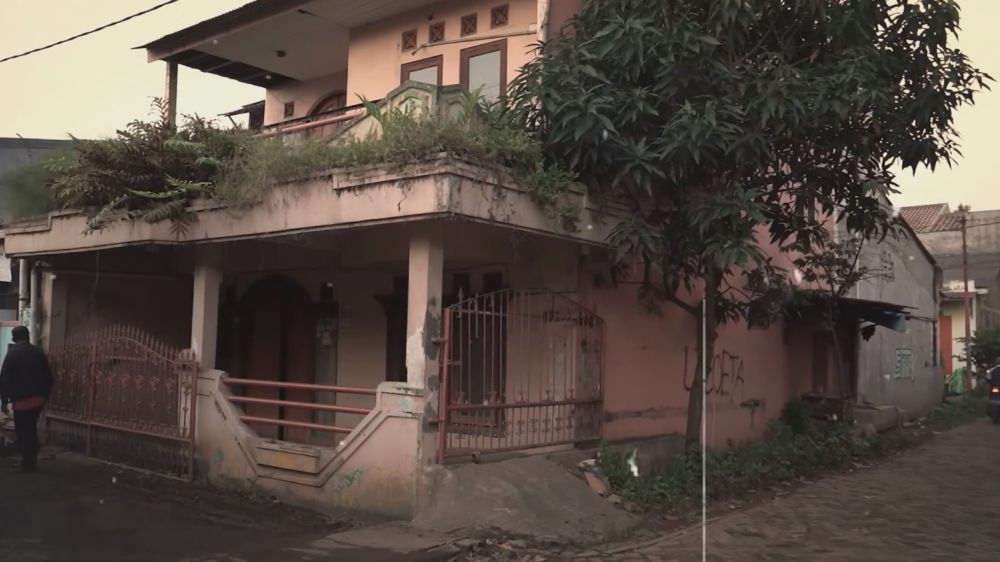 Niat renovasi malah ditipu Rp 500 juta, 11 potret rumah masa kecil Nikita Mirzani yang terbengkalai