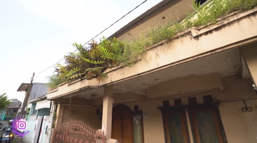 Niat renovasi malah ditipu Rp 500 juta, 11 potret rumah masa kecil Nikita Mirzani yang terbengkalai