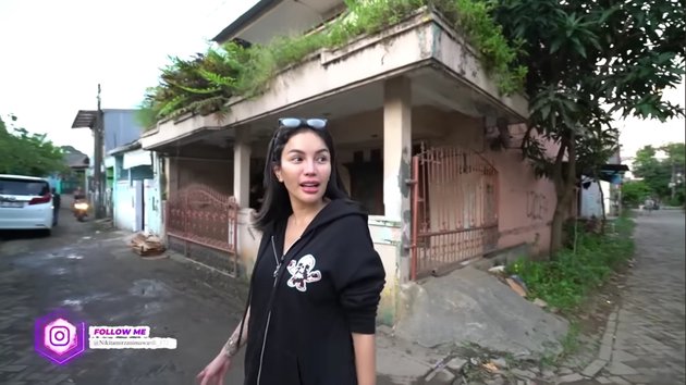 Niat renovasi malah ditipu Rp 500 juta, 11 potret rumah masa kecil Nikita Mirzani yang terbengkalai