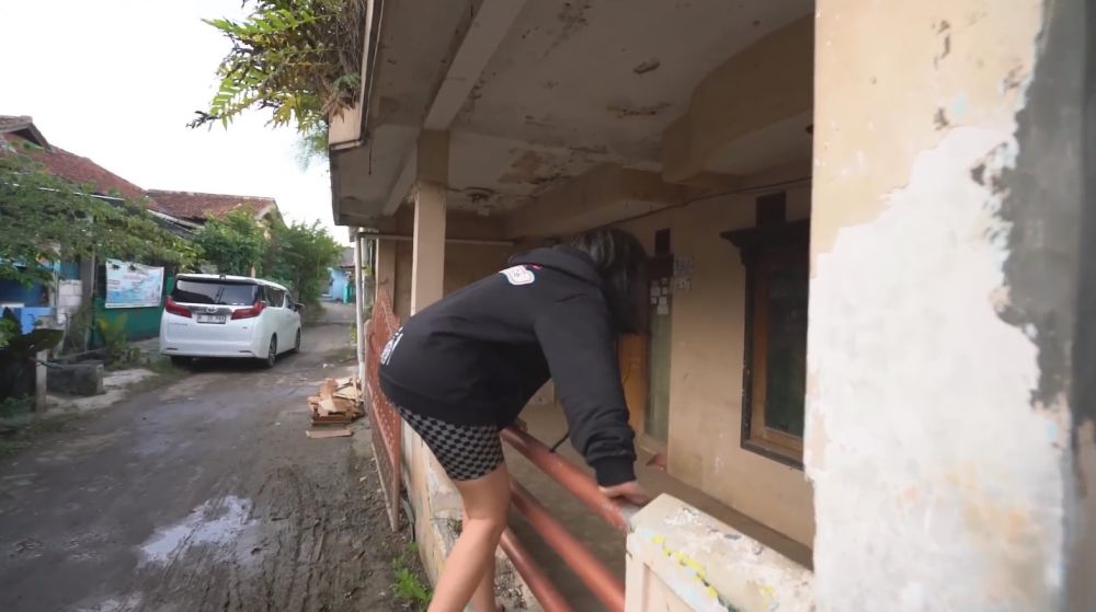 Niat renovasi malah ditipu Rp 500 juta, 11 potret rumah masa kecil Nikita Mirzani yang terbengkalai