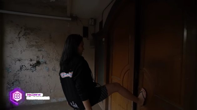 Niat renovasi malah ditipu Rp 500 juta, 11 potret rumah masa kecil Nikita Mirzani yang terbengkalai