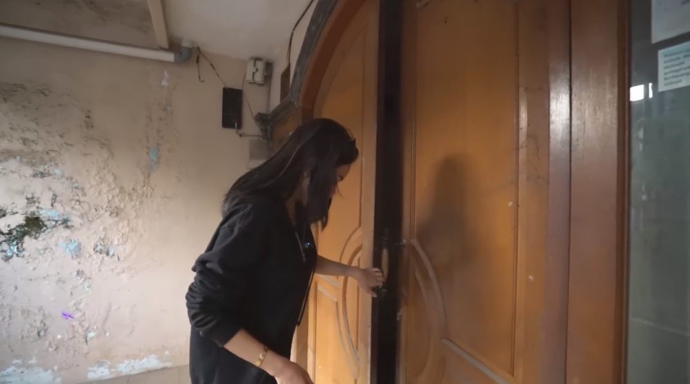 Niat renovasi malah ditipu Rp 500 juta, 11 potret rumah masa kecil Nikita Mirzani yang terbengkalai