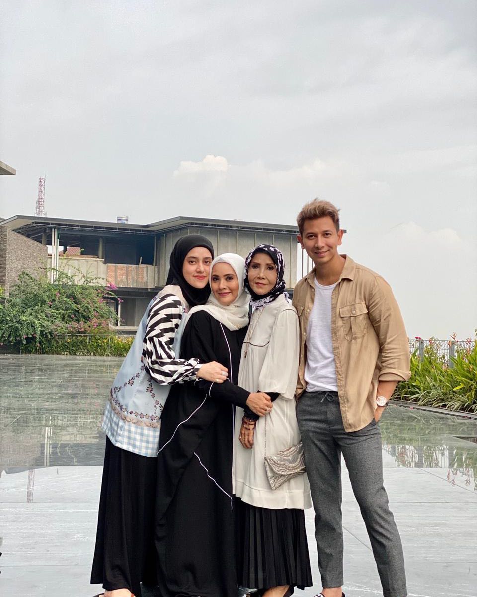 Tak banyak yang tahu gadis rambut curly ini ternyata mertua Fairuz A Rafiq, begini kabar terbarunya