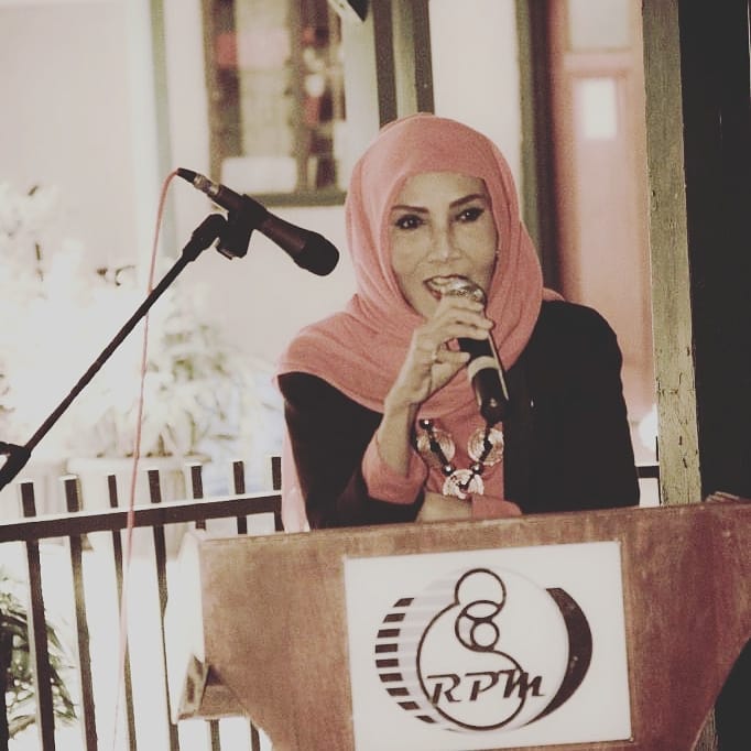 Tak banyak yang tahu gadis rambut curly ini ternyata mertua Fairuz A Rafiq, begini kabar terbarunya