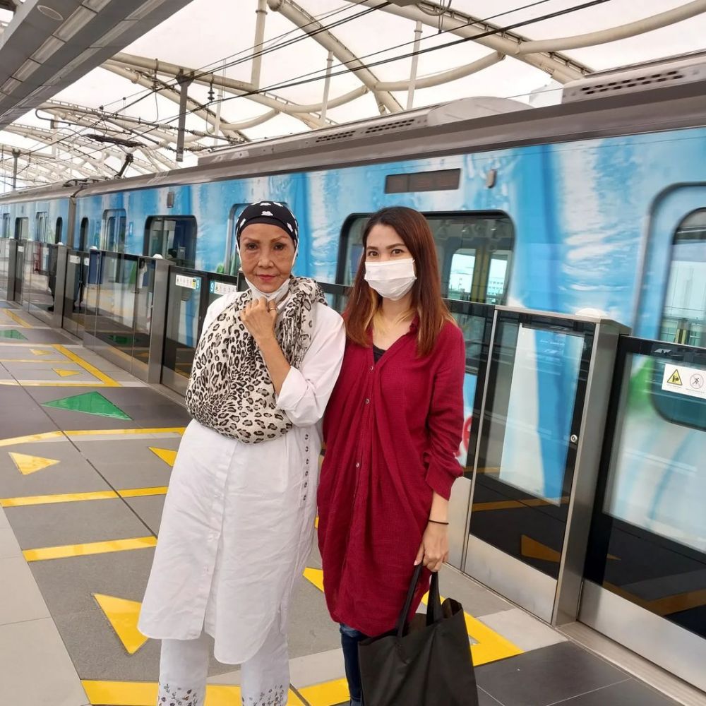 Tak banyak yang tahu gadis rambut curly ini ternyata mertua Fairuz A Rafiq, begini kabar terbarunya