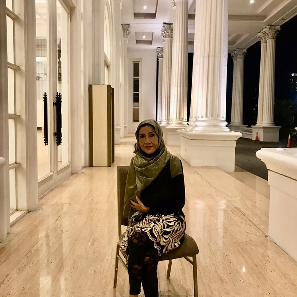 Tak banyak yang tahu gadis rambut curly ini ternyata mertua Fairuz A Rafiq, begini kabar terbarunya