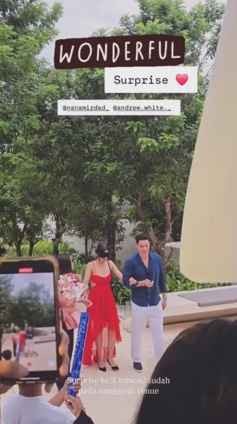 Tiba-tiba dijemput pakai helikopter sama Andrew White, begini 9 momen kejutan ultah Nana Mirdad ke-40