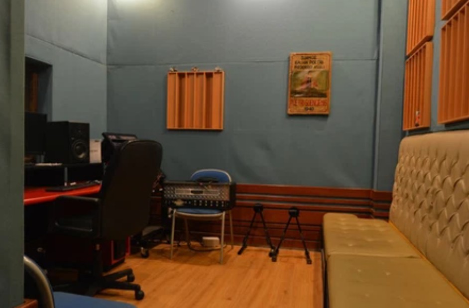 Musisi top tapi nggak neko-neko, intip 11 potret rumah Eross SO7 di Jogja yang jauh dari mewah