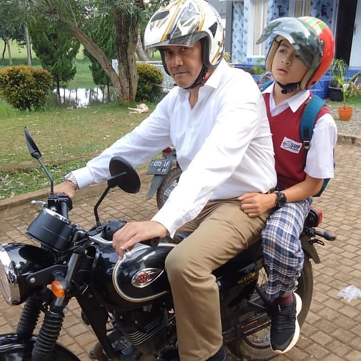 Pemeran suami Suzanna di film horor ini ternyata pamannya Raisa, begini 11 potret gagahnya di usia 60