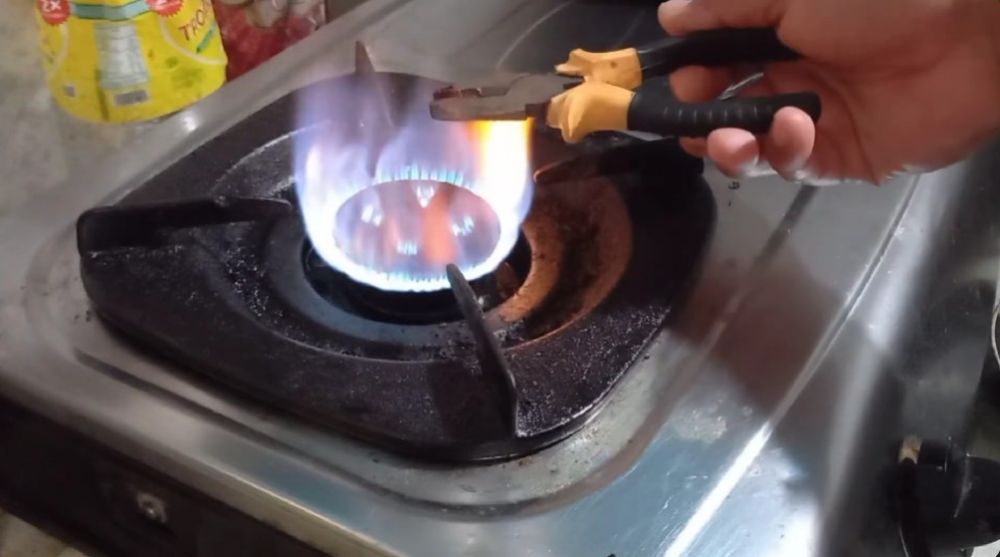 Tak perlu repot keluar biaya, ini trik memperbaiki tang macet karena karatan pakai 1 alat dapur