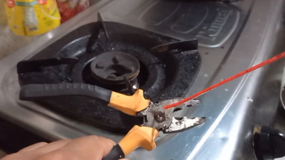 Tak perlu repot keluar biaya, ini trik memperbaiki tang macet karena karatan pakai 1 alat dapur