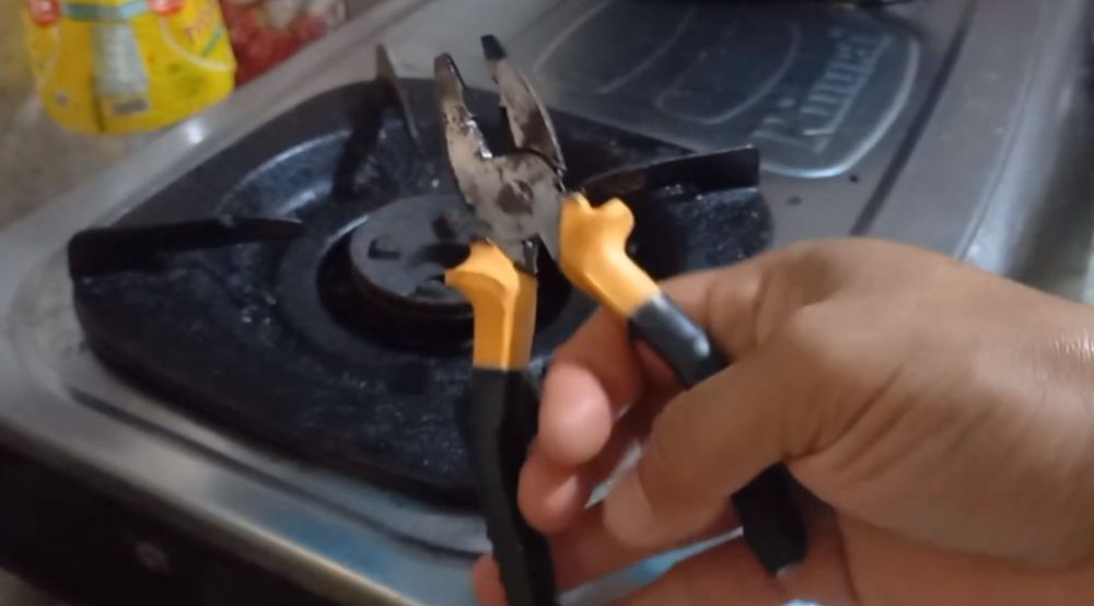 Tak perlu repot keluar biaya, ini trik memperbaiki tang macet karena karatan pakai 1 alat dapur