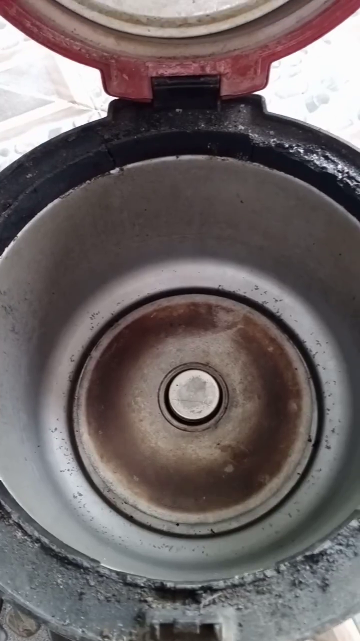 Trik simpel membersihkan dasar rice cooker gosong tanpa digosok cuka, cuma pakai 2 bahan sederhana