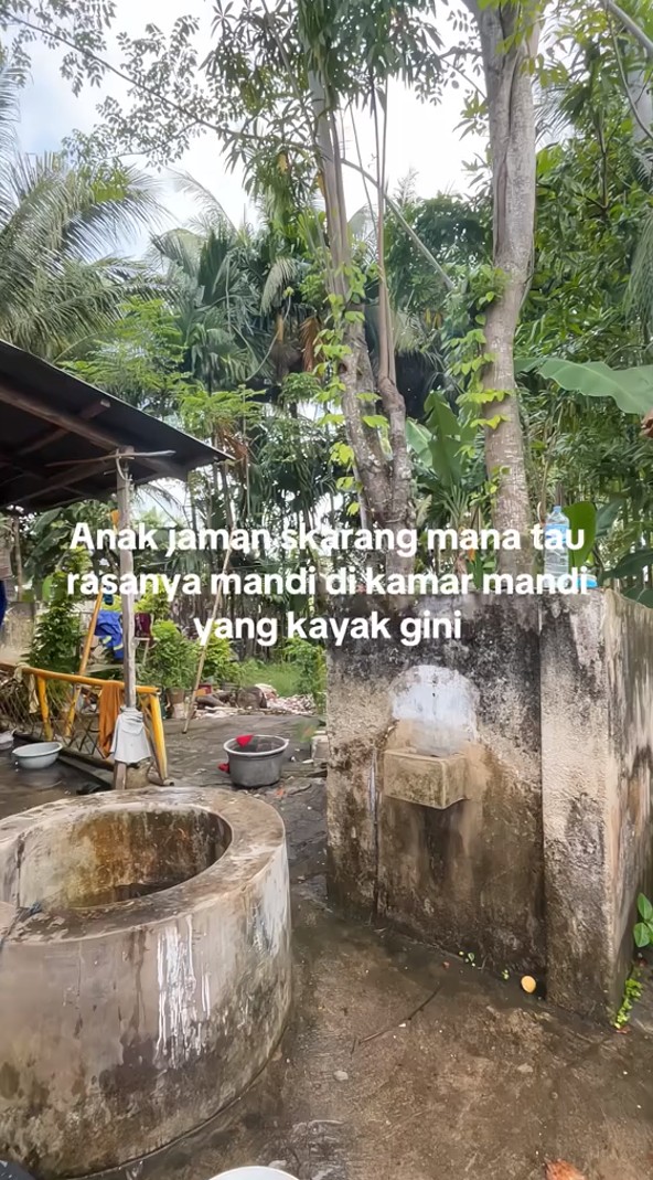 Penampakan kamar mandi jadul di kampung menyatu dengan alam, 7 potretnya bikin nostalgia masa kecil