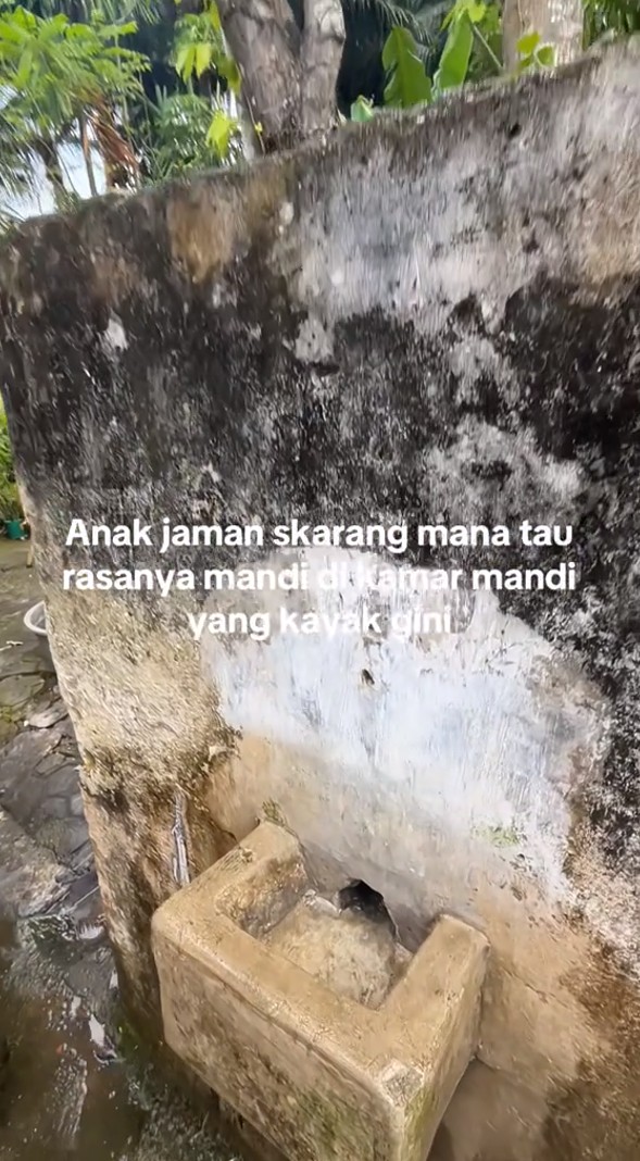 Penampakan kamar mandi jadul di kampung menyatu dengan alam, 7 potretnya bikin nostalgia masa kecil