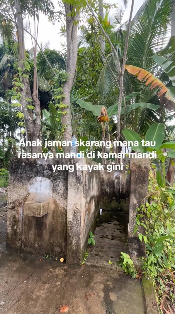 Penampakan kamar mandi jadul di kampung menyatu dengan alam, 7 potretnya bikin nostalgia masa kecil