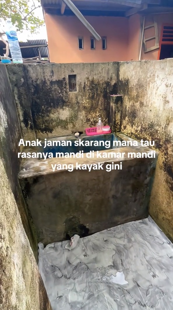Penampakan kamar mandi jadul di kampung menyatu dengan alam, 7 potretnya bikin nostalgia masa kecil