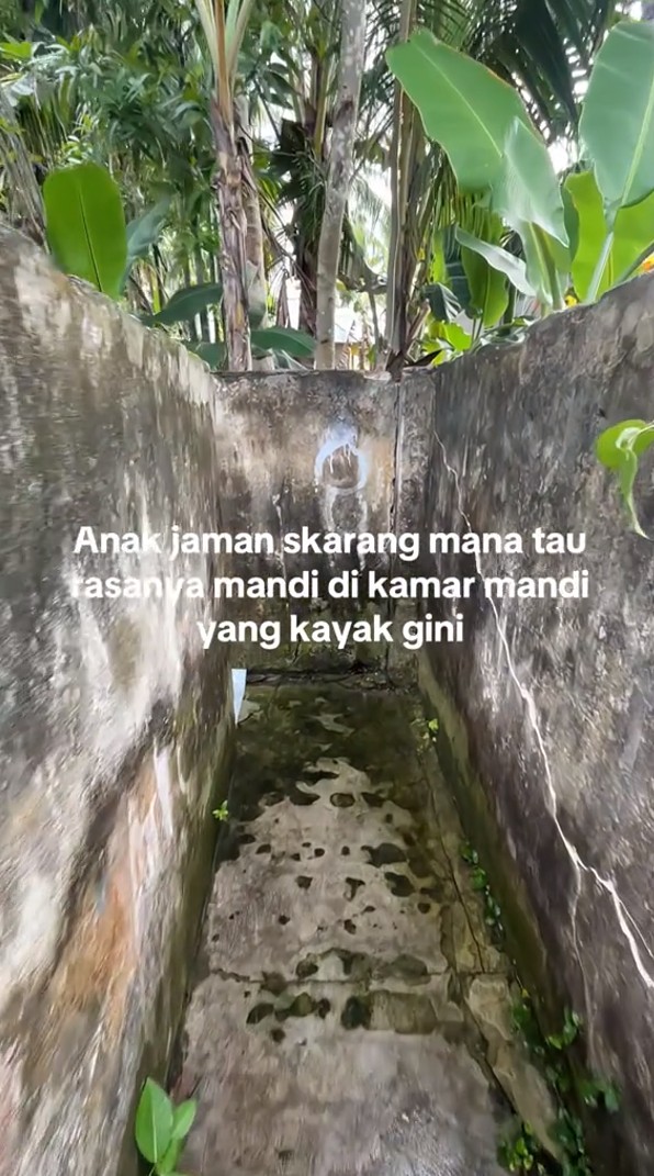 Penampakan kamar mandi jadul di kampung menyatu dengan alam, 7 potretnya bikin nostalgia masa kecil