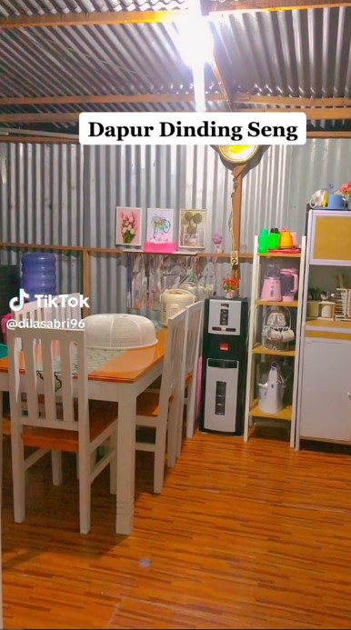 Definisi kerapian bukan soal kemewahan, 7 potret dapur dinding tanpa kitchen set ini sedap dipandang